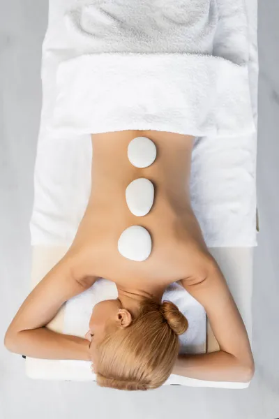 Draufsicht Auf Hübsche Frau Die Hot Stone Massage Wellness Center — Stockfoto