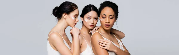 Jeunes Femmes Interracial Avec Crème Sur Les Visages Posant Isolées — Photo