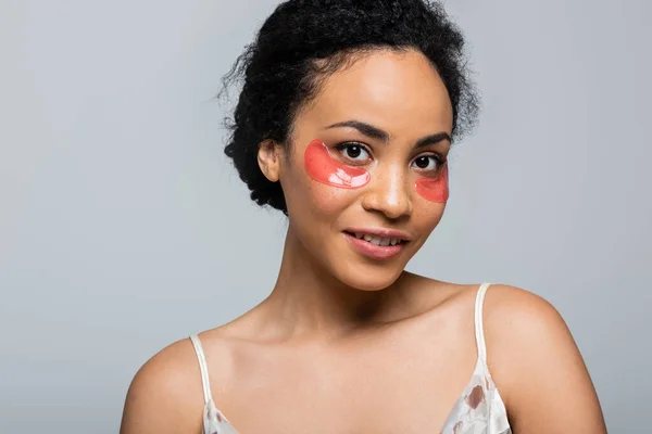 Hübsche Afrikanisch Amerikanische Frau Mit Augenklappen Blickt Vereinzelt Die Kamera — Stockfoto