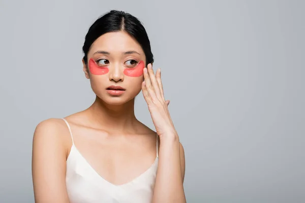 Ładna Azji Kobieta Dotykając Oko Przepaska Twarzy Odizolowany Szary — Zdjęcie stockowe
