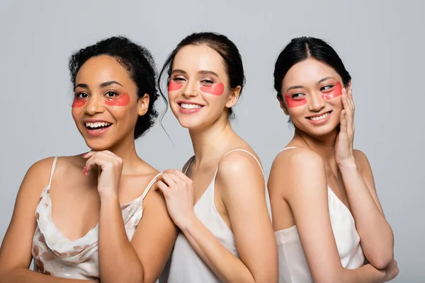 Mujeres Multiculturales Felices Con Parches Oculares Pie Aislados Gris —  Fotos de Stock