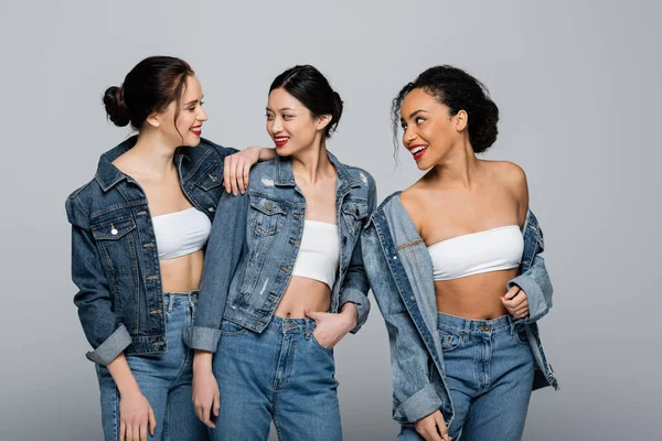 Mujer Joven Mirando Sonrientes Amigos Interracial Chaquetas Mezclilla Aisladas Gris — Foto de Stock