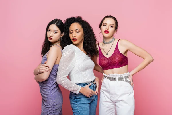 Молоді Багатонаціональні Жінки Позують Під Час Вечірки Ізольовані Рожевому — стокове фото