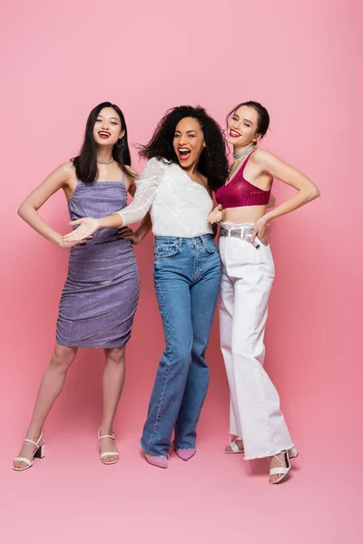 Mulheres Multiétnicas Moda Olhando Para Câmera Fundo Rosa — Fotografia de Stock