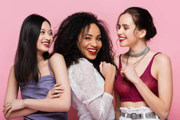 Mulheres Inter Raciais Alegres Elegantes Posando Durante Festa Isolada Rosa — Fotografia de Stock