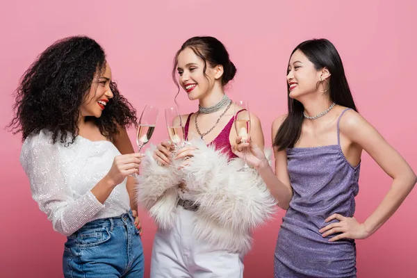 Mulheres Multiétnicas Segurando Champanhe Durante Festa Isolada Rosa — Fotografia de Stock