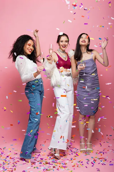 Longitud Completa Sonrientes Amigos Multiétnicos Con Champán Debajo Confeti Sobre — Foto de Stock