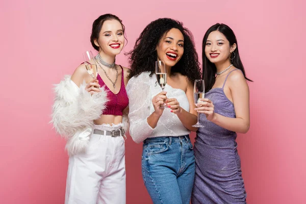 Счастливые Стильные Мультикультурные Друзья Шампанским Глядя Камеру Изолированную Розового — стоковое фото