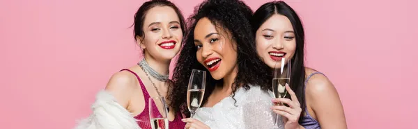 Sorridente Interrazziale Donne Possesso Champagne Vicino Elegante Amico Afroamericano Isolato — Foto Stock
