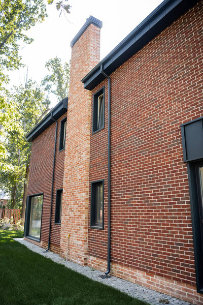 задний двор с зеленой лужайкой рядом с современным домом 