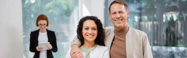 Gelukkig Interraciaal Paar Glimlachen Buurt Van Roodharige Makelaar Bril Met — Stockfoto
