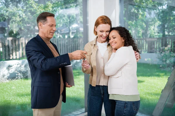 Smiling Realtor Giving Key Interracial Lesbian Couple New House — Stock Photo, Image