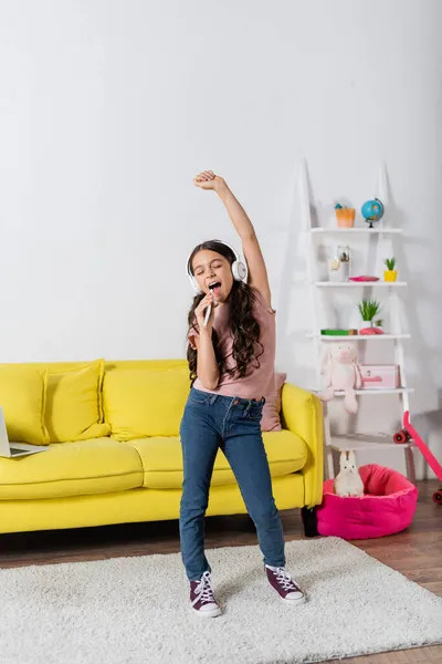 Full Length Girl Headphones Singing While Holding Smartphone Living Room — Stock Photo, Image