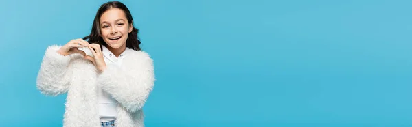 Beyaz Kürk Ceketli Pozitif Reşit Olmayan Kız Mavi Pankartta Kalbi — Stok fotoğraf