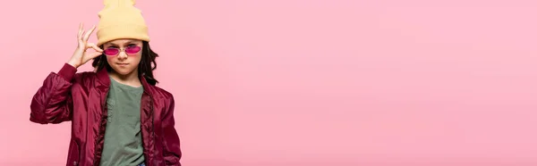 Frühchen Trendigen Outfit Sonnenbrille Auf Rosa Banner — Stockfoto