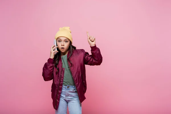 穿着时髦服装的少女用手机交谈 手指在粉色上被隔离 — 图库照片