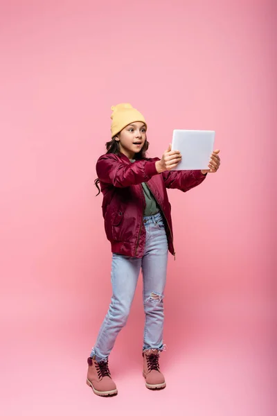 Teljes Hossza Elegáns Tizenéves Lány Divatos Ruha Segítségével Digitális Tabletta — Stock Fotó