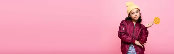 Stílusos Tinédzser Gyerek Téli Ruhában Gazdaság Nyalóka Elszigetelt Rózsaszín Banner — Stock Fotó