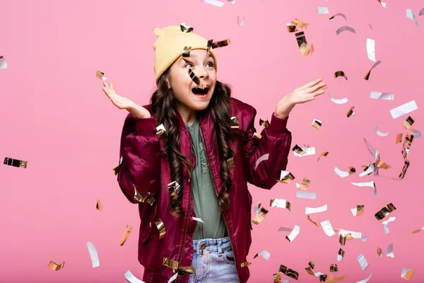 Asombrado Preadolescente Chica Elegante Traje Sonriendo Cerca Caer Confeti Rosa —  Fotos de Stock