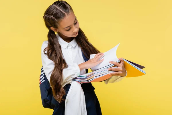 Školák Batohem Při Pohledu Notebooky Izolované Žluté — Stock fotografie