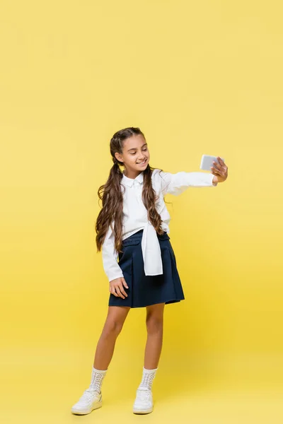 Volledige Lengte Van Het Schoolkind Selfie Smartphone Gele Achtergrond — Stockfoto