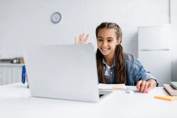 Lächelnde Schülerin Mit Videoanruf Auf Verschwommenem Laptop Küche — Stockfoto