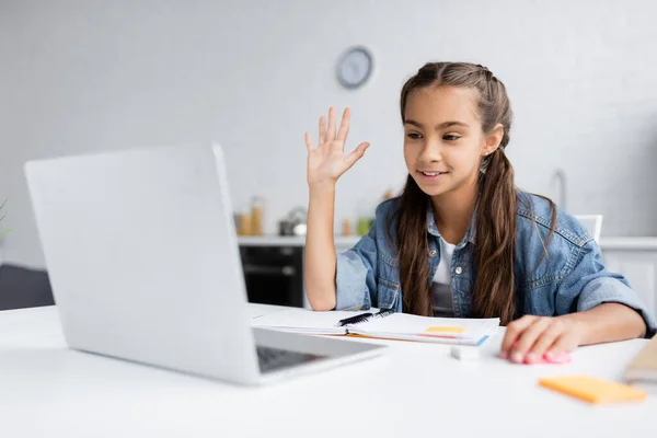 Criança Sorridente Tendo Videochamada Laptop Perto Cadernos Durante Escolarização Casa — Fotografia de Stock