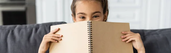 Preteen Παιδί Καλύπτει Πρόσωπο Σημειωματάριο Στον Καναπέ Στο Σπίτι Πανό — Φωτογραφία Αρχείου