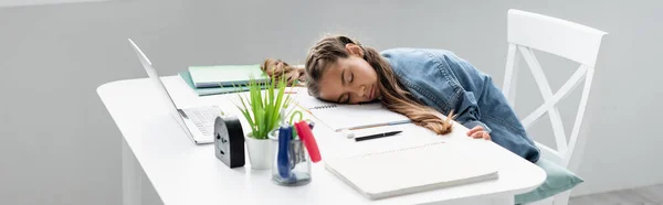 Niño Durmiendo Cerca Los Cuadernos Ordenador Portátil Mesa Casa Bandera — Foto de Stock