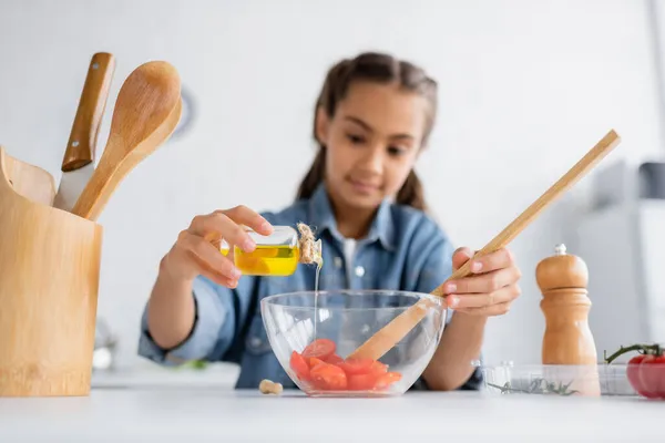 Chica Borrosa Vertiendo Aceite Oliva Tazón Con Tomates Cherry Cocina — Foto de Stock