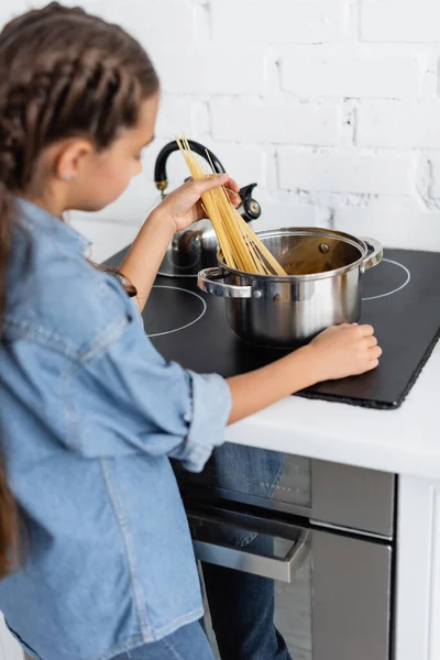 Niño Borroso Vertiendo Espaguetis Una Cacerola Cocina — Foto de Stock