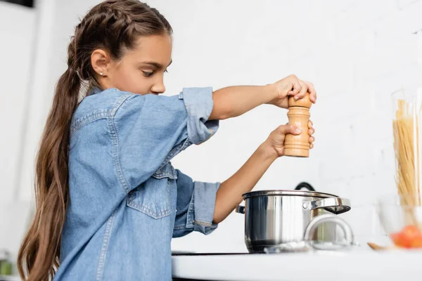 Criança Pré Adolescente Segurando Moinho Sal Perto Panela Cozinha — Fotografia de Stock