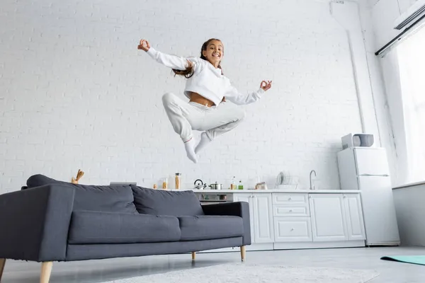 Lage Hoek Uitzicht Van Vrolijk Meisje Sportkleding Springen Buurt Van — Stockfoto