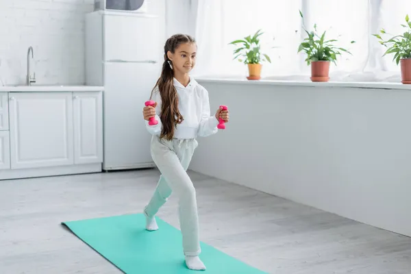Frühes Kind Mit Kurzhanteln Trainiert Hause Auf Fitnessmatte — Stockfoto