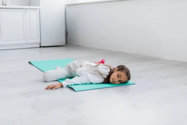 Menina Adolescente Olhando Para Câmera Enquanto Deitado Tapete Fitness Casa — Fotografia de Stock