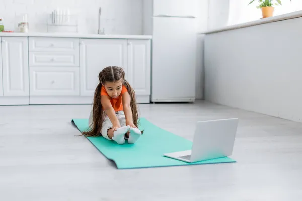 Kindertraining Fitness Mat Buurt Van Laptop Keuken — Stockfoto