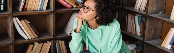 Lyhörd Afrikansk Amerikansk Student Glasögon Tittar Bort Biblioteket Banner — Stockfoto