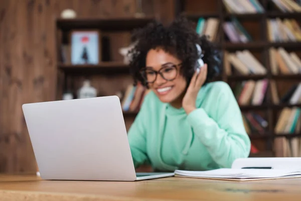 Laptop Mesa Perto Notebook Estudante Afro Americano Borrado Óculos — Fotografia de Stock