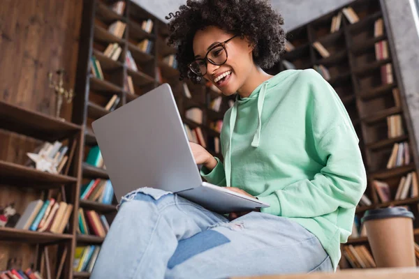 Visão Baixo Ângulo Estudante Afro Americano Sorridente Óculos Usando Laptop — Fotografia de Stock