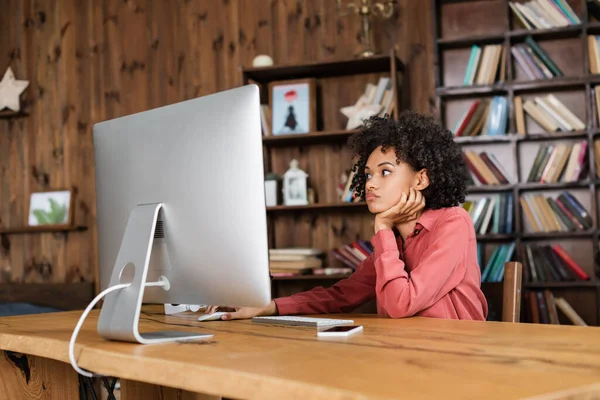 Joven Afroamericana Mujer Usando Ratón Computadora Mientras Mira Monitor Casa — Foto de Stock