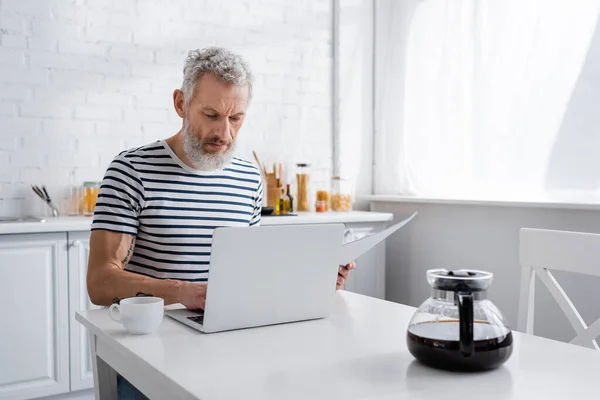 Reifer Mann Mit Papieren Und Laptop Der Nähe Von Kaffee — Stockfoto