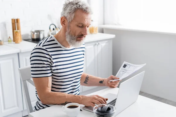 Älterer Mann Hält Geldscheine Der Hand Und Benutzt Laptop Der — Stockfoto