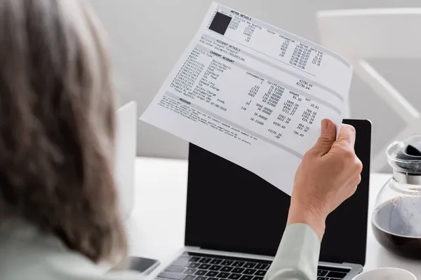 Papier Mit Scheinen Der Hand Einer Reifen Frau Neben Laptops — Stockfoto