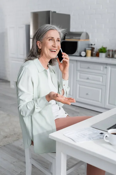 Femme Mûre Souriante Parlant Sur Smartphone Près Ordinateur Portable Café — Photo