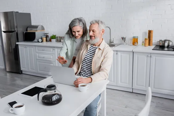 Lächelndes Älteres Paar Mit Videoanruf Auf Laptop Der Nähe Von — Stockfoto