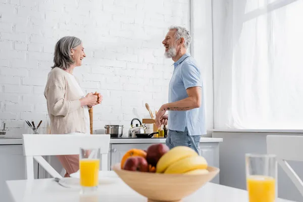 Side View Cheerful Mature Couple Talking Stove Kitchen — Stock Photo, Image