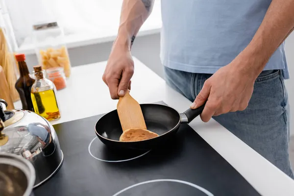 Vista Cortada Homem Com Espátula Cozinhar Panqueca Cozinha — Fotografia de Stock