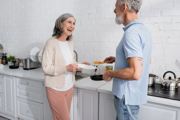 Mulher Positiva Segurando Placa Perto Marido Com Frigideira Panqueca Cozinha — Fotografia de Stock