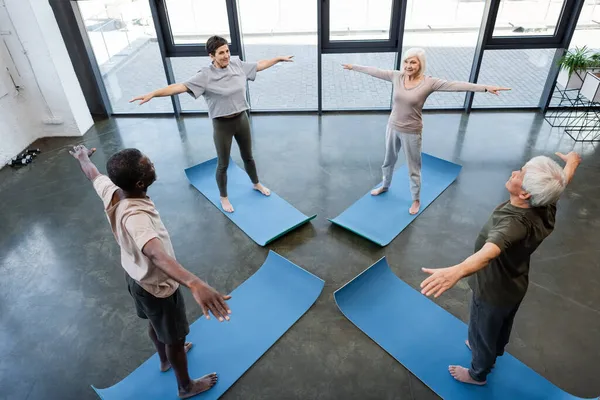 Hög Vinkel Syn Leende Barfota Interracial Människor Utövar Yoga Sportcenter — Stockfoto