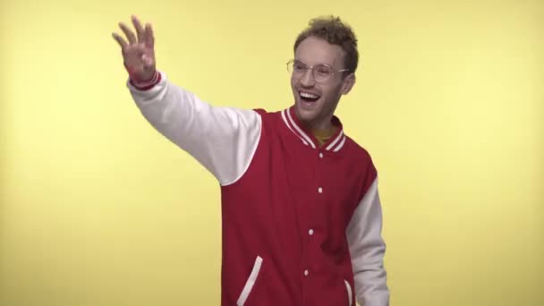 Alegre Joven Gafas Agitando Mano Señalando Con Los Dedos Amarillo — Vídeos de Stock